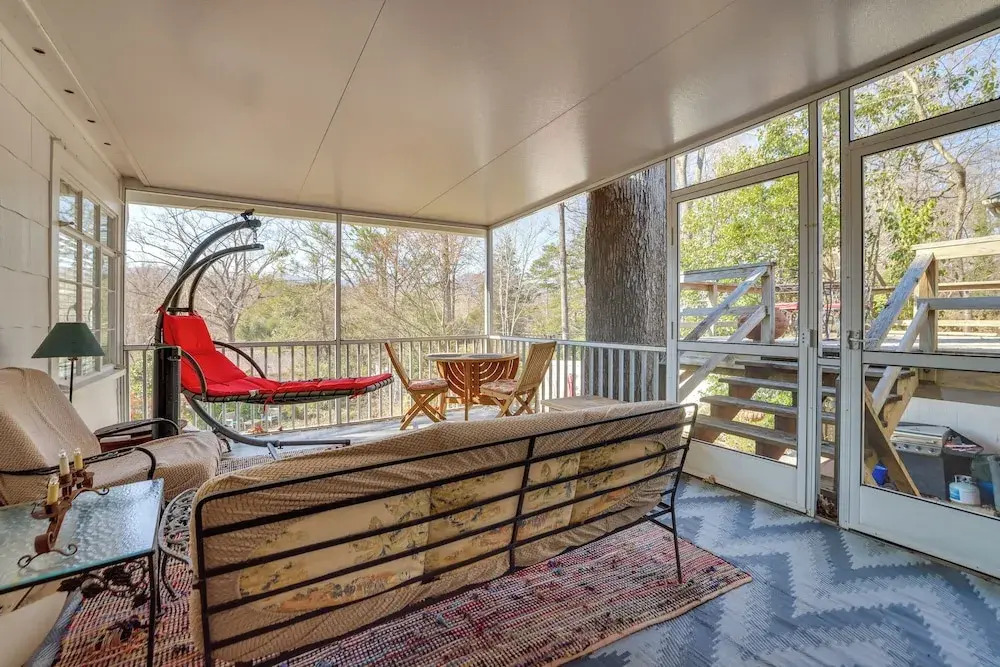 Unwind Fireside & Walk to Dtwn! Tyron Retreat