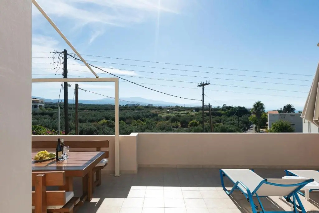 7 bedroom villa with pool, 700m from the beach