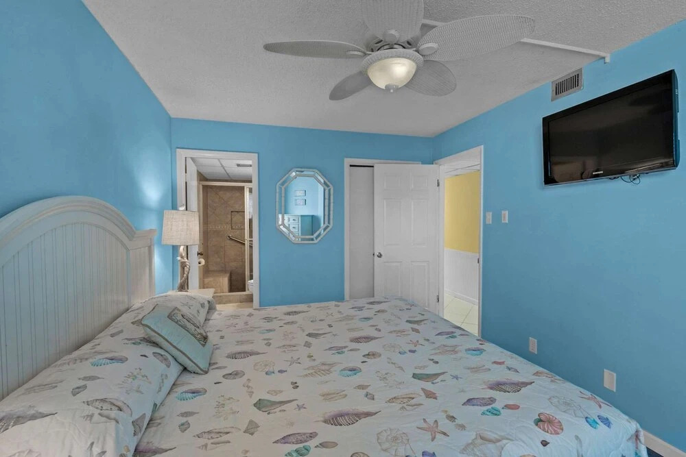 Pelican Walk 904