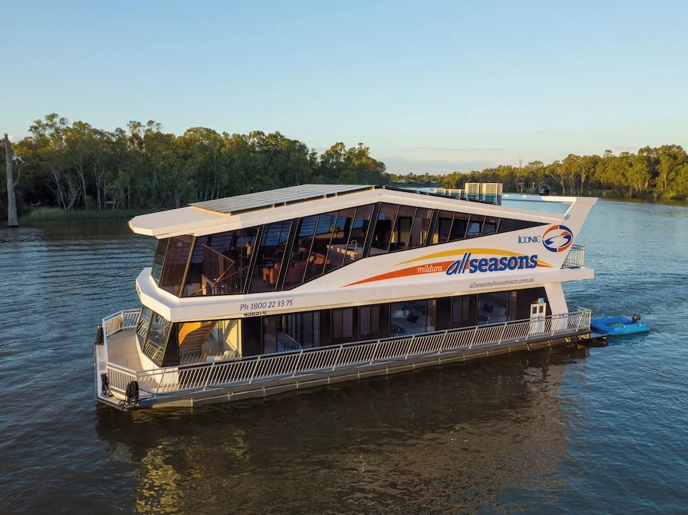 All Seasons Houseboats