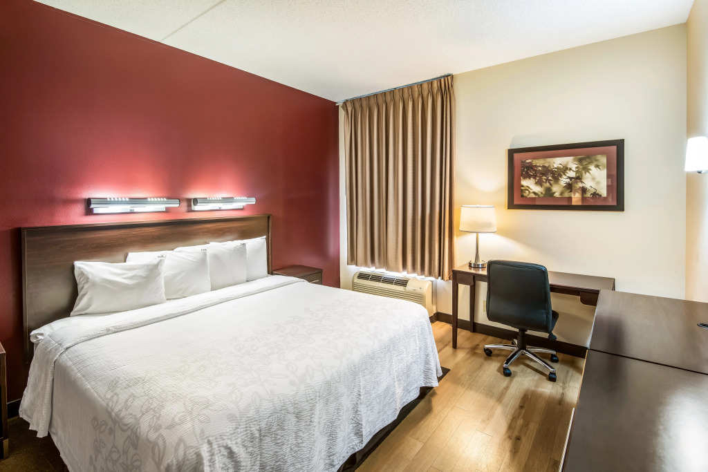 Red Roof Inn PLUS Long Island - Garden City