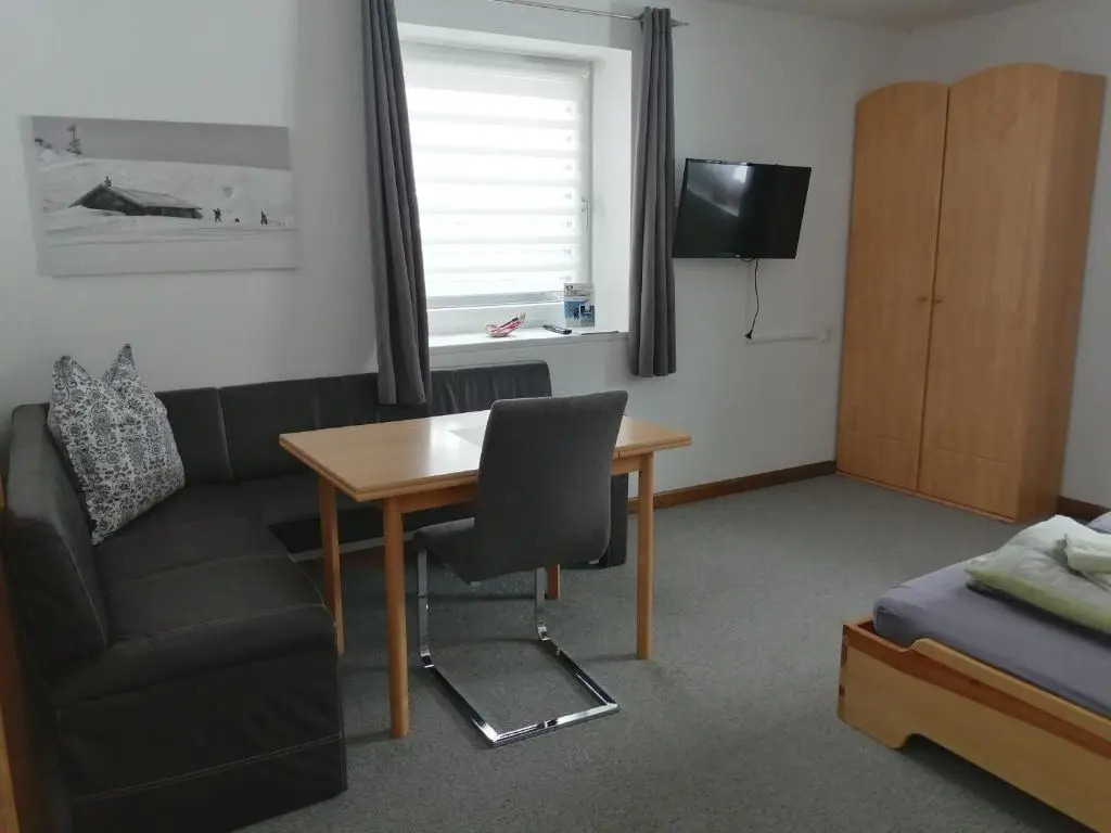 2 Zimmerwohnung Mit Kuche U. Bad