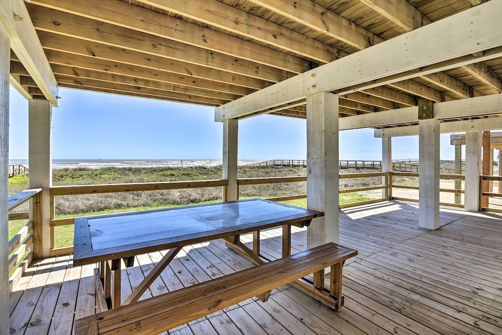 Gulf-View Home w/ Dog Run in Surfside Beach