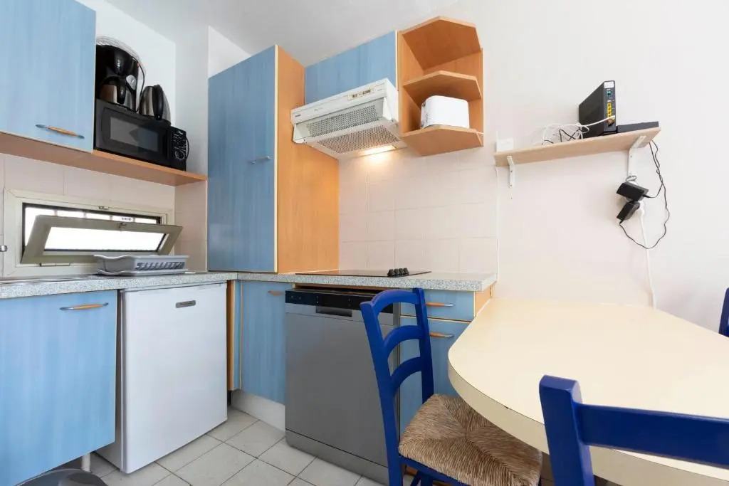 1 bedroom apartment in a residence with a swimming pool and a parking spot