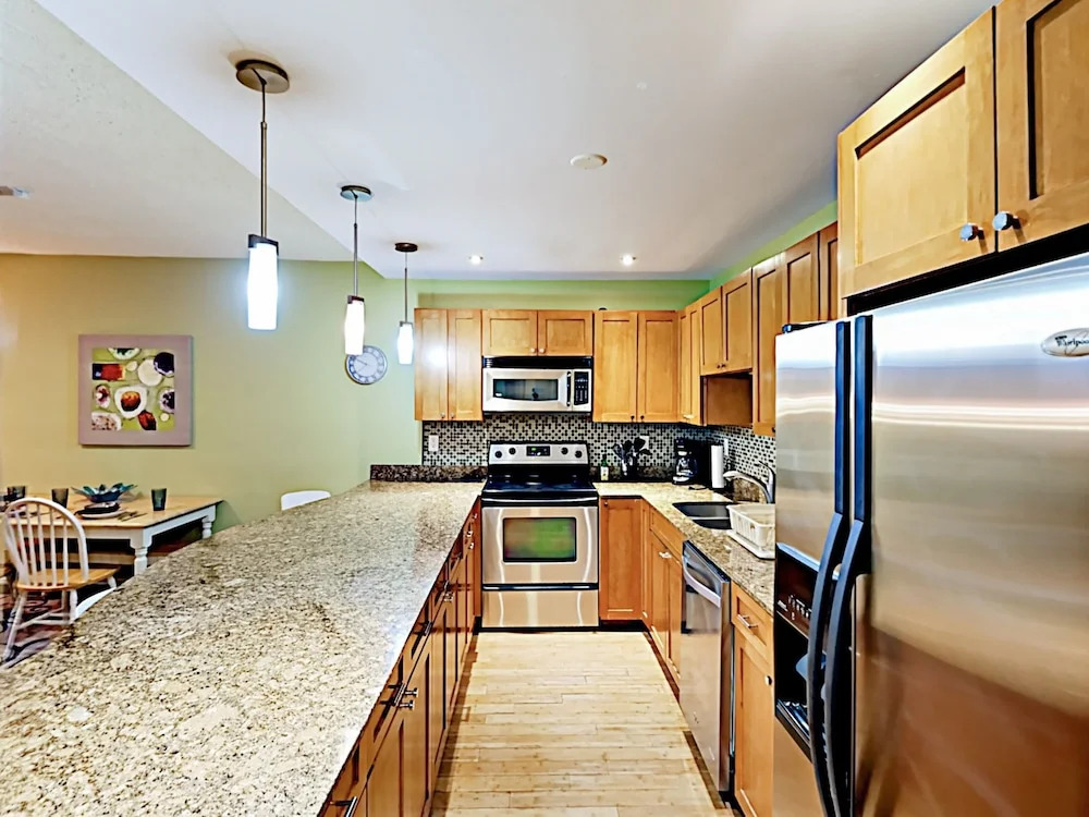 New Listing! Oceanview W/ Pool & Balcony 1 Bedroom Condo