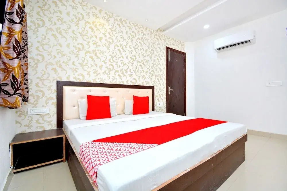 OYO 40005 Corner House