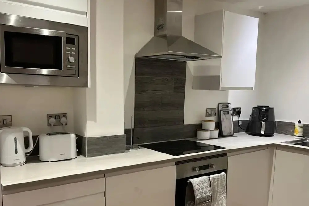 Stylish 2-bed Apt-private Parking-10mins to Centre