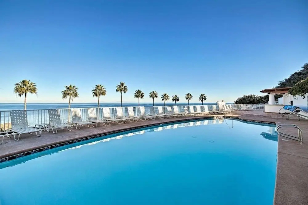 Ocean-view Hamilton Cove Penthouse W/ Pool & Gym 1 Bedroom Villa