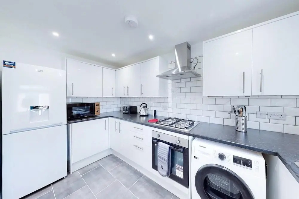 Ranworth House - Holiday Home in Bedford, Sleeps 5