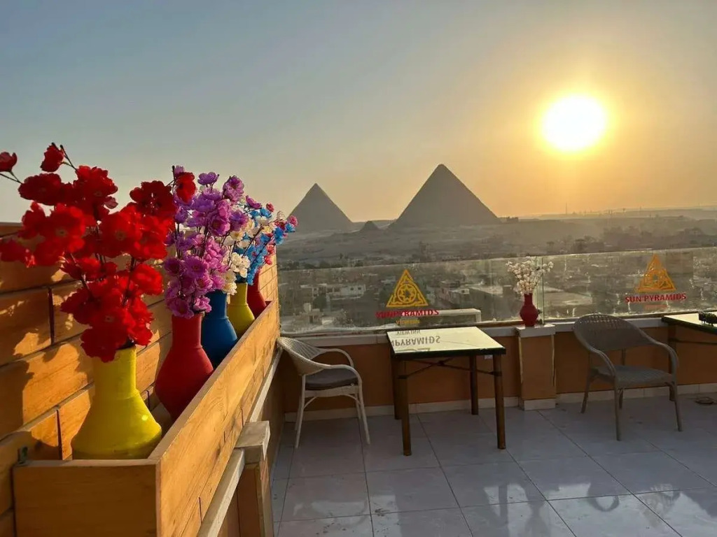 Full Pyramids View Apartment with Balcony For 8 P