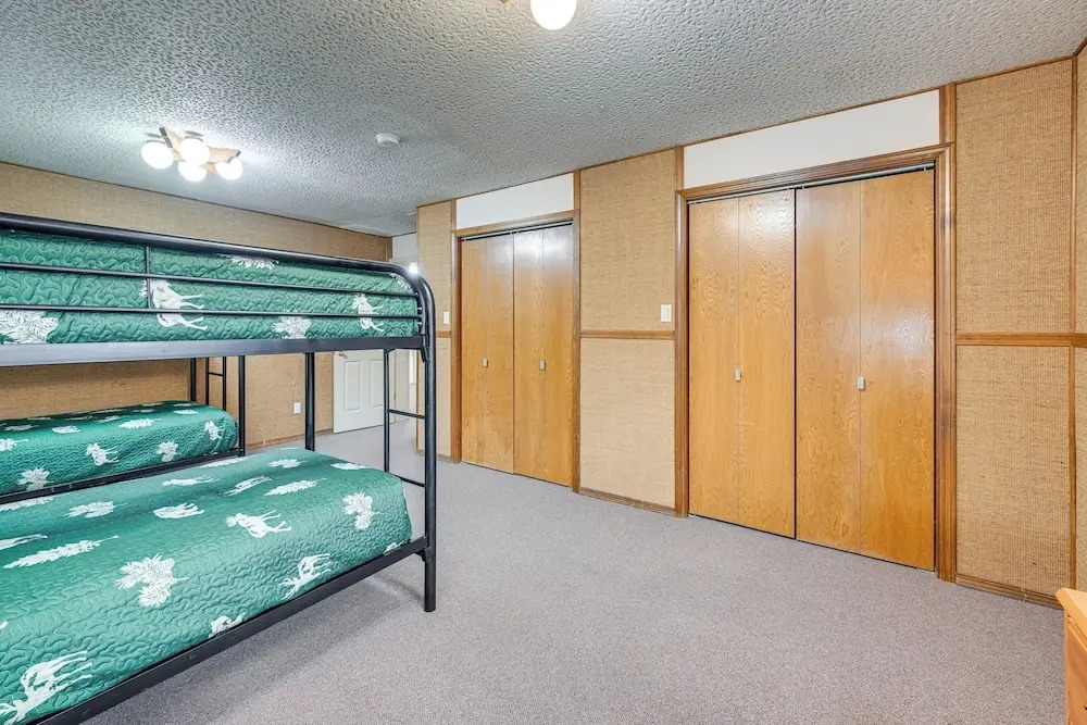 < 1 Mi to Kenai River: Spacious Cabin w/ Deck!