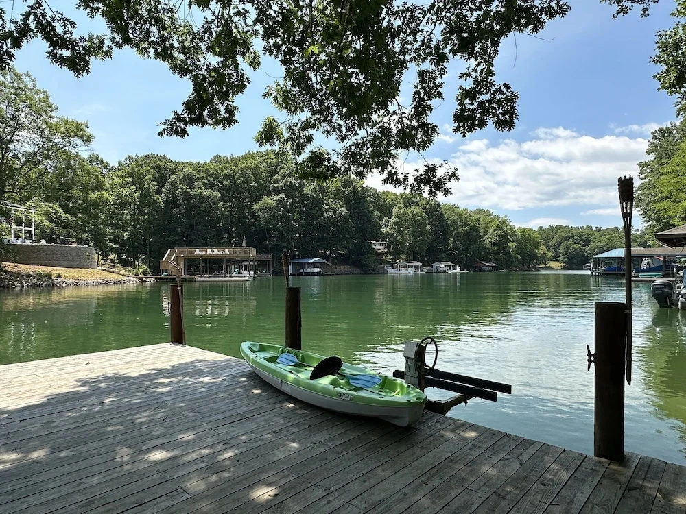 Humble Hideaway - Inviting Lakefront Home With Firepit, Balcony & W/D - Dog-friendly