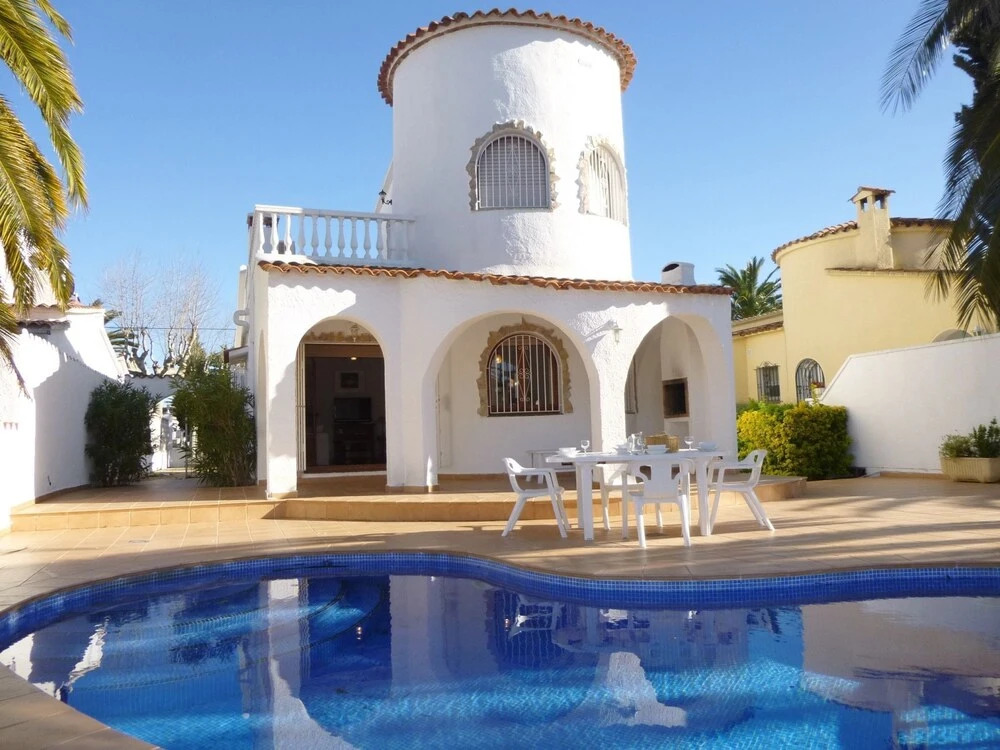 Amazing Villa in Empuriabrava With Swimming Pool