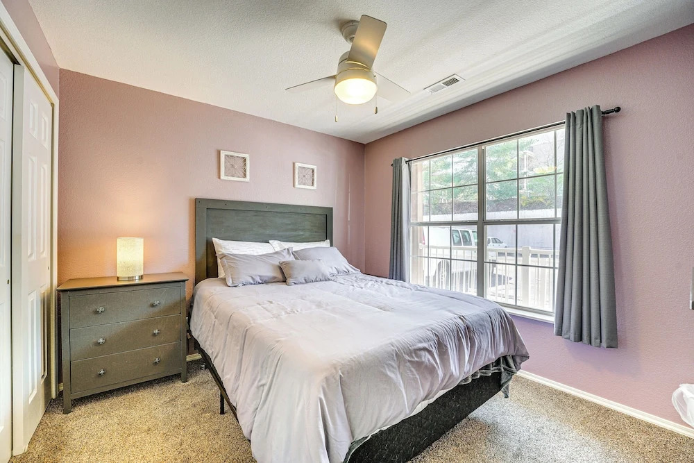 Branson Condo w/ Screened Porch: 4 Mi to Lake!
