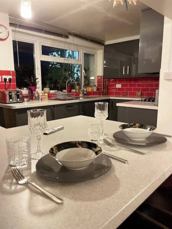 Gloucester - 2 Bed House - Sleeps 7 - Pet Friendly