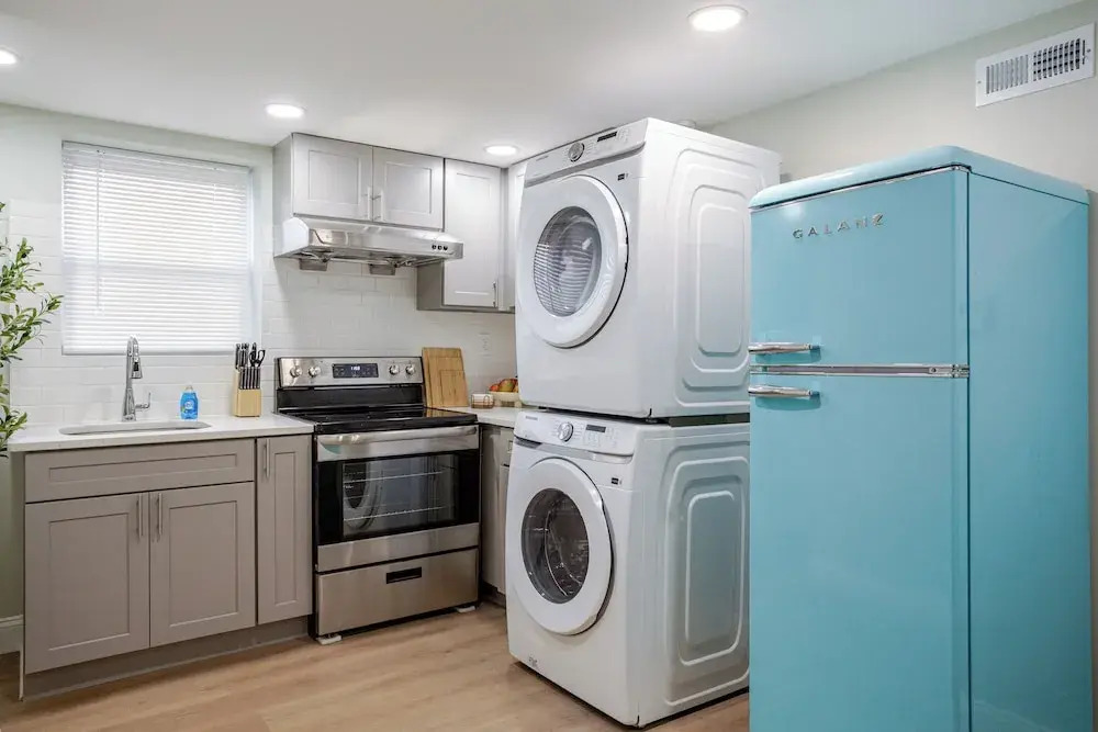 Stylish Minimalist Stay in City Center