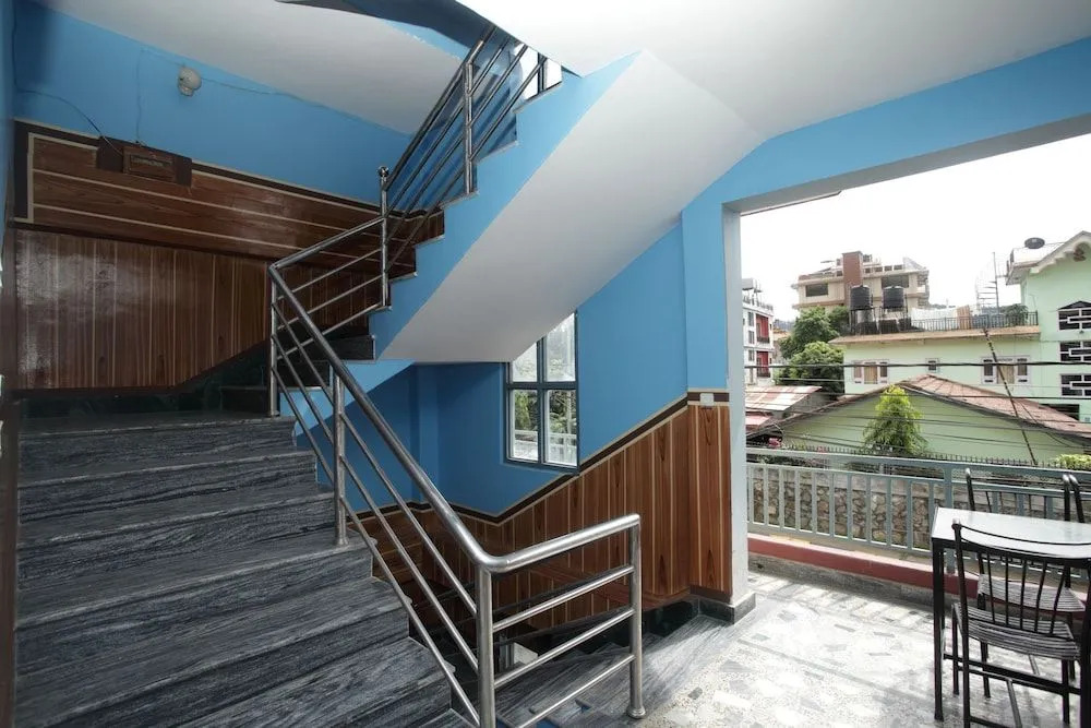 OYO 618 Hotel Middle Point