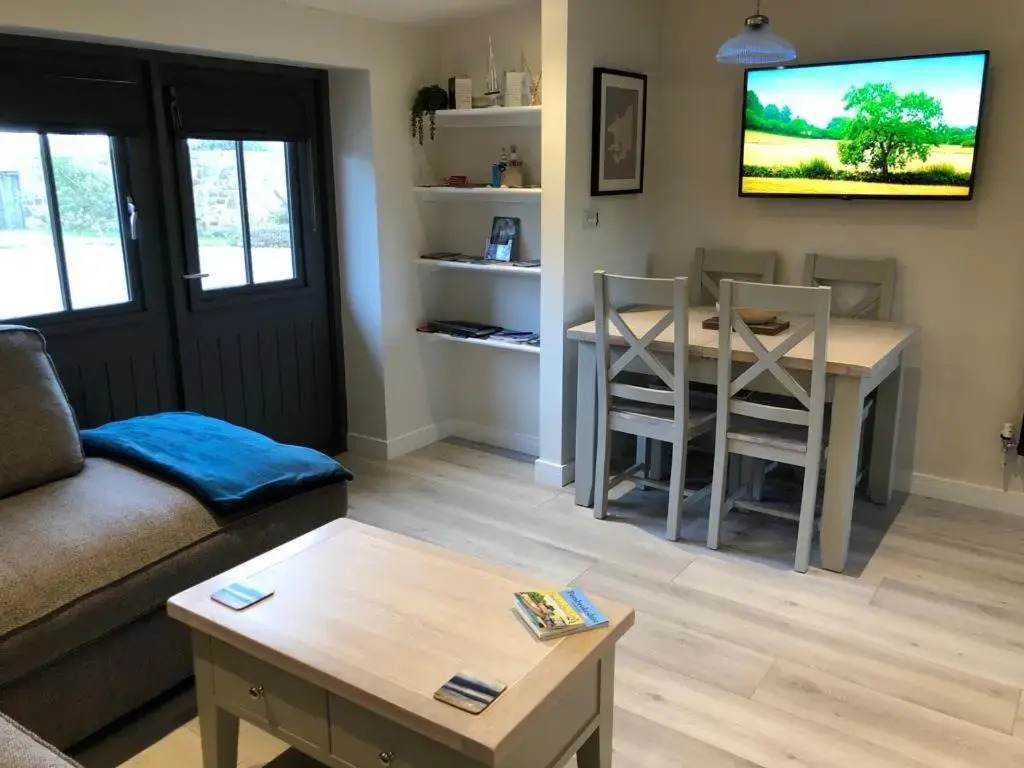 Thistledown Lodge! 5 minutes from beach!