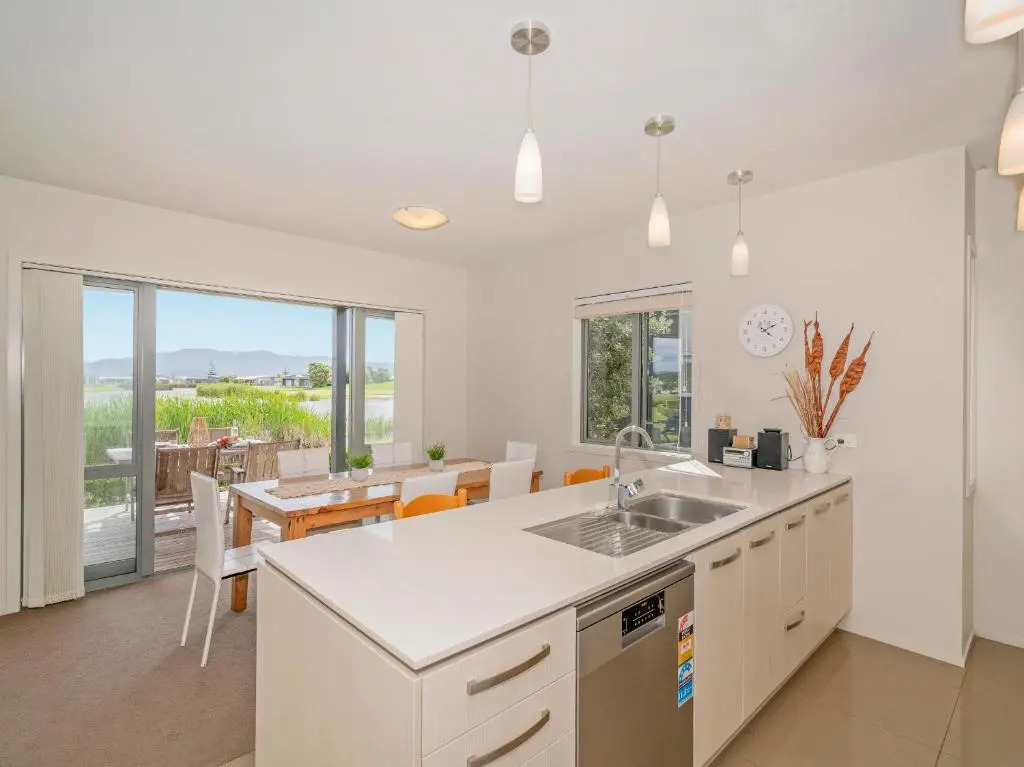 Lakeside Villa Retreat - Matarangi Downstairs Unit