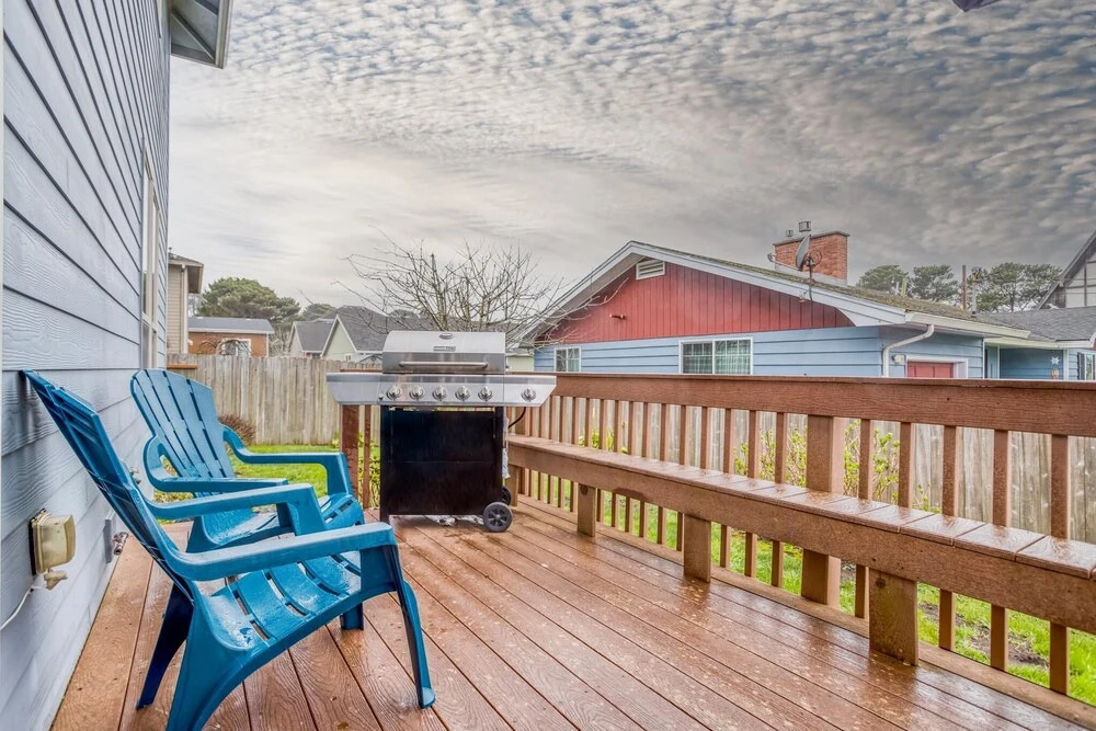 Gorgeous Kitchen and Fenced Backyard - Stunning Coastal Haven