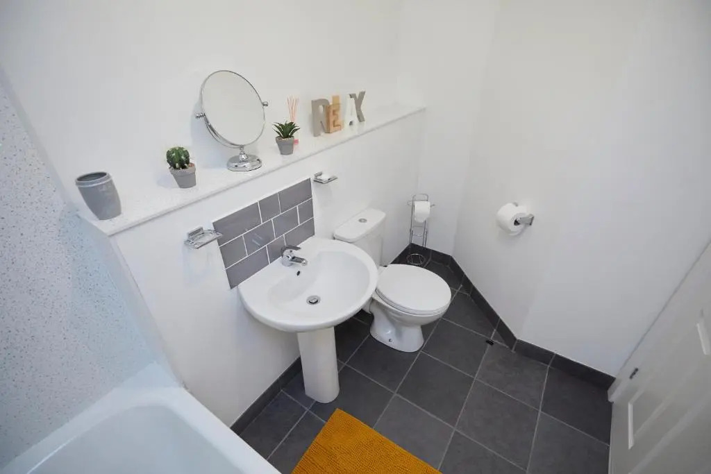 Spire View - 1 Bedroom, sleeps 4, parking Wifi