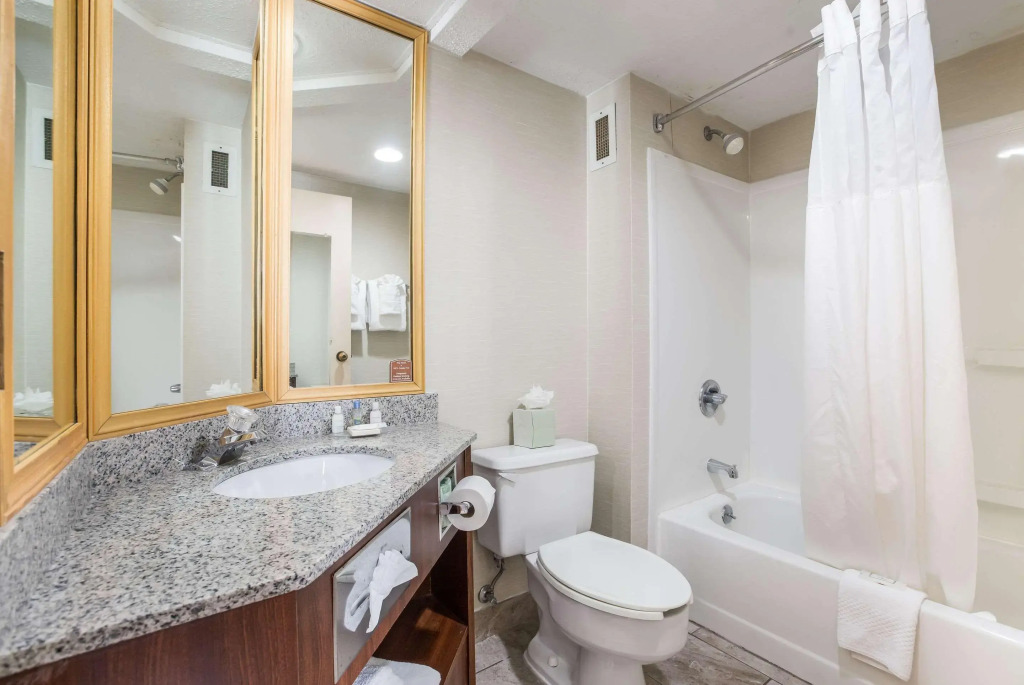 Clarion Inn & Suites Grand Rapids Airport