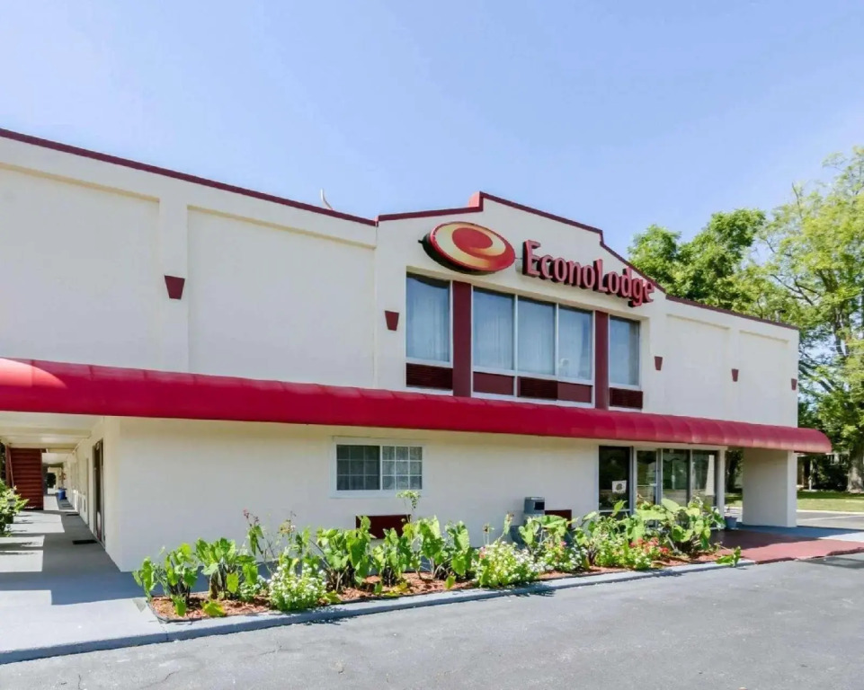 Econo Lodge Pottery