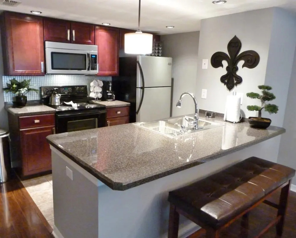 ​Near Theme Parks! Potter's Castle! Gorgeous, 3 BR's, Sleeps 8, Pool!
