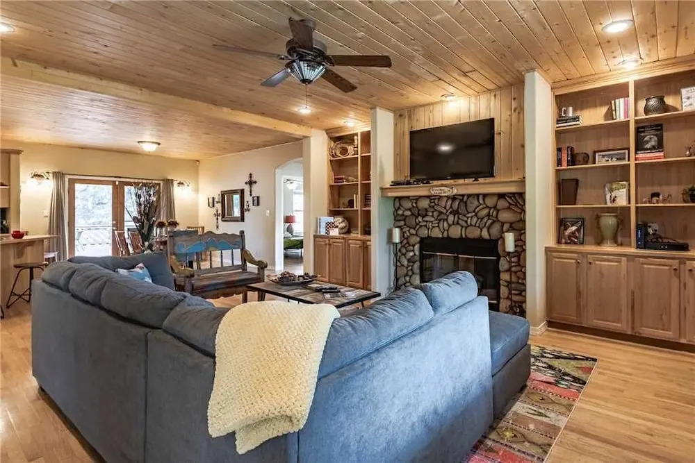 Little Creek Retreat - Four Bedroom Cabin with Hot Tub