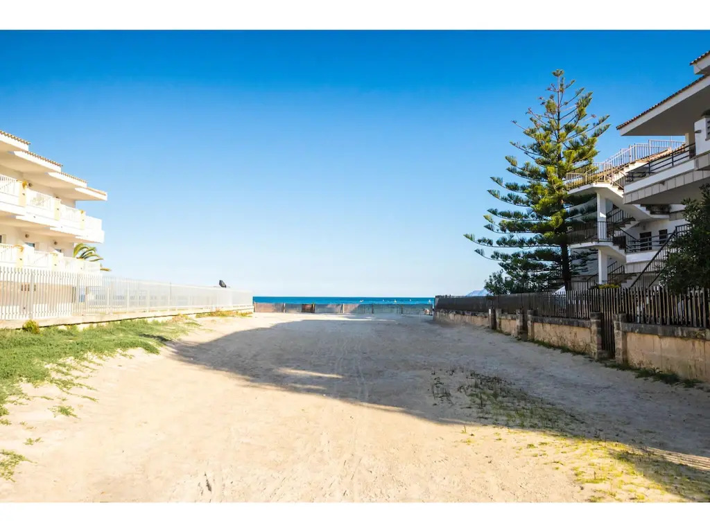 Nice renovated apartment 100 meters from the beach with Air Conditioning