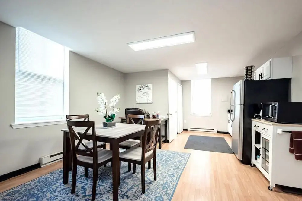 The Terrace at Park Place 2nd Floor Walk up -cozy 2 Bedroom Fast Wifi Free Coffee