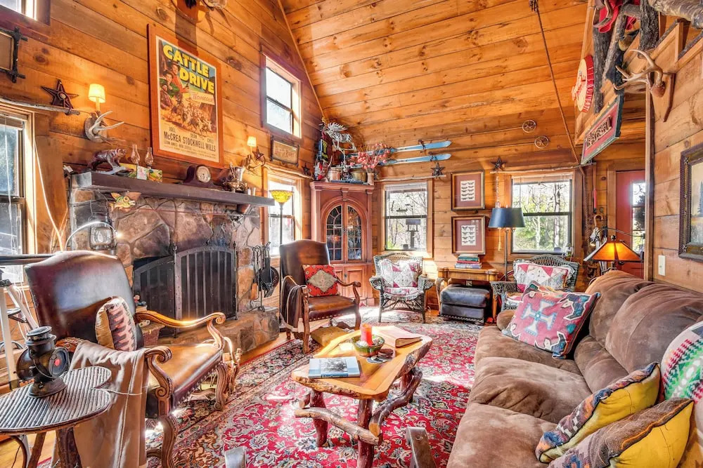Rustic Cabin w/ Porches: 8 Mi to Tallulah Gorge!