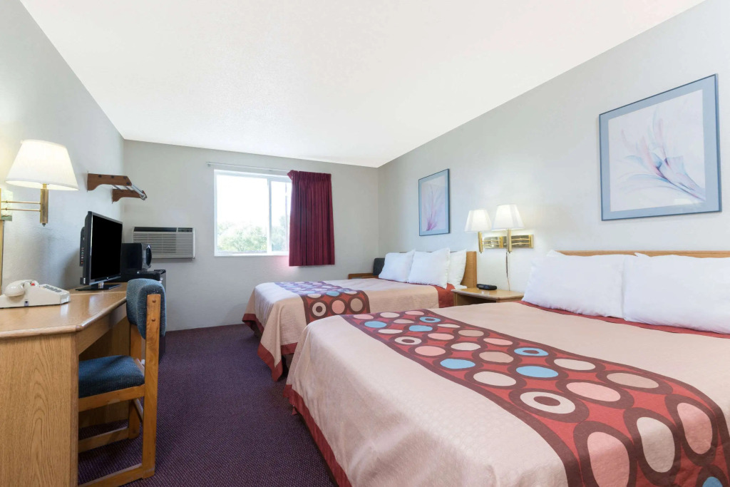 Super 8 by Wyndham Raton