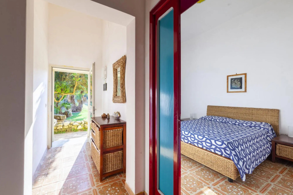 Beachfront apartment overlooking the sea of Torre Specchia-Incoronata