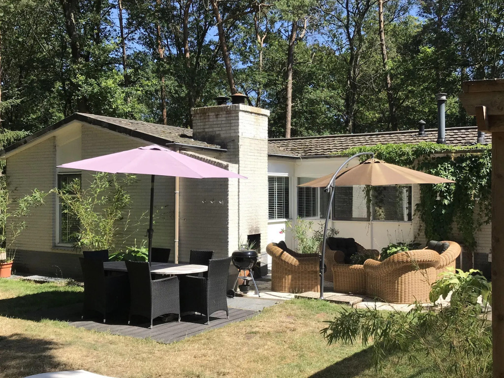 Detached villa with enclosed wooded garden with lawn, jacuzzi and infrared sauna