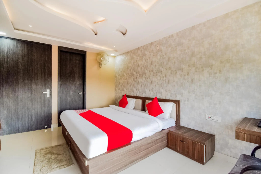 OYO 60026 The Moody Moon Hotel
