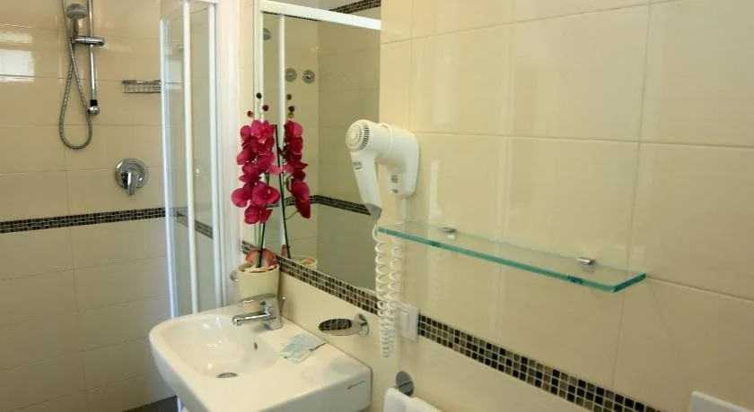 Hotel Augustus- Davanti a noi cè solo il mare