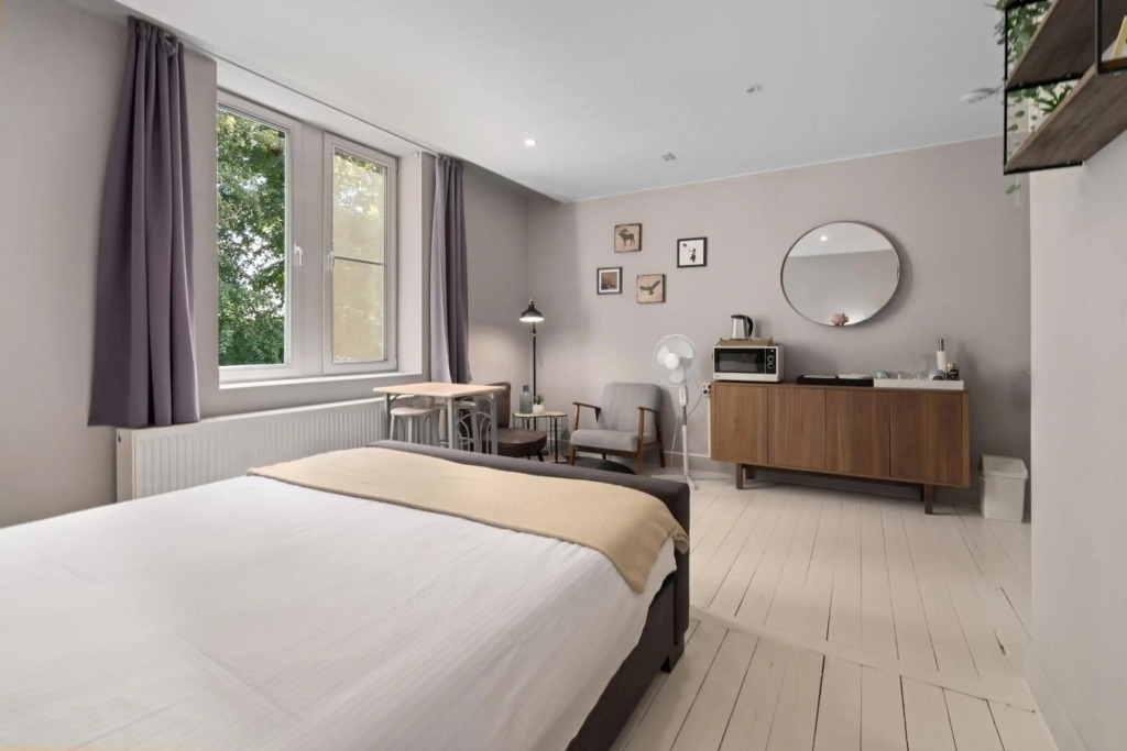 Spacious Guest Suites near Historic Market - 5 Min Walk