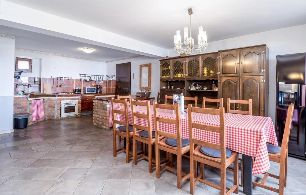 Beautiful Home in Icici With Wifi, 5 Bedrooms and Outdoor Swimming Pool