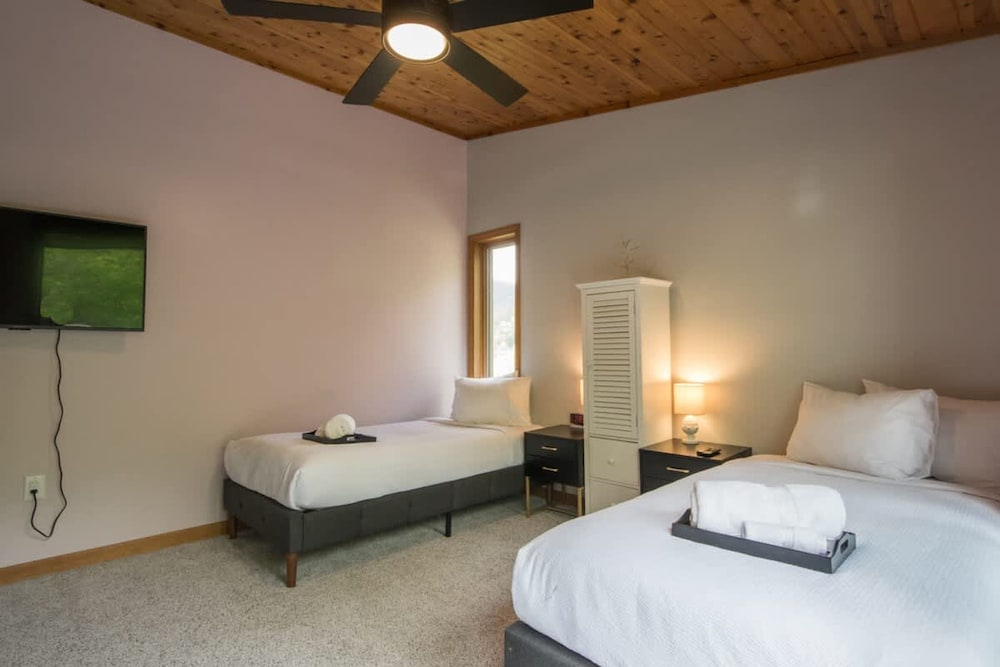 Mountain View 3BR w Sunroom Close to Ski Trails