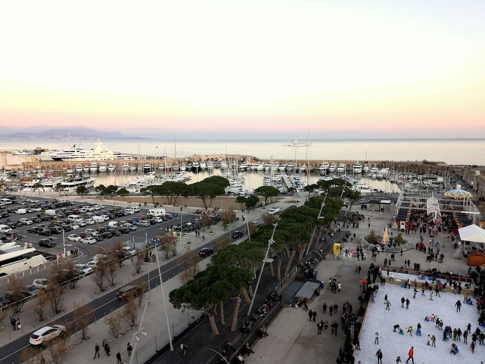 2P Vieil Antibes balcon sur la Marina