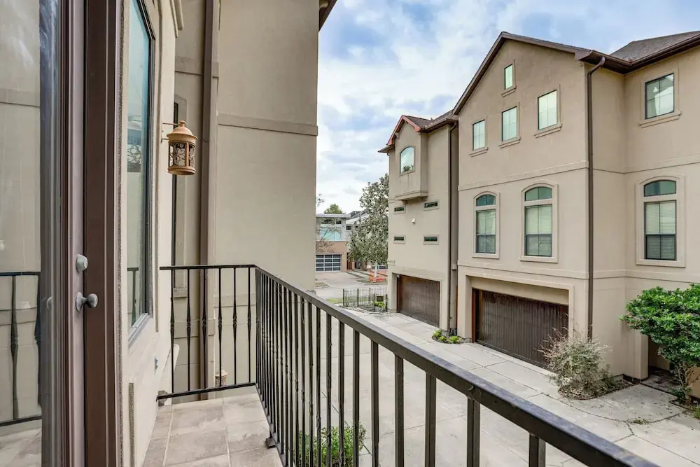 Walkable + Group-friendly: Houston Home By Stadium
