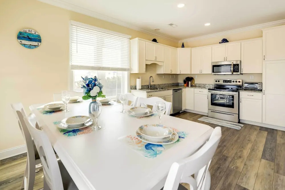 Emerald Isle Vacation Home Walk to Beach!