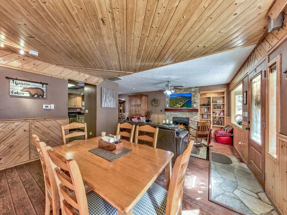 2556h Lazy Bear's Den 2 Bedroom Cottage by RedAwning