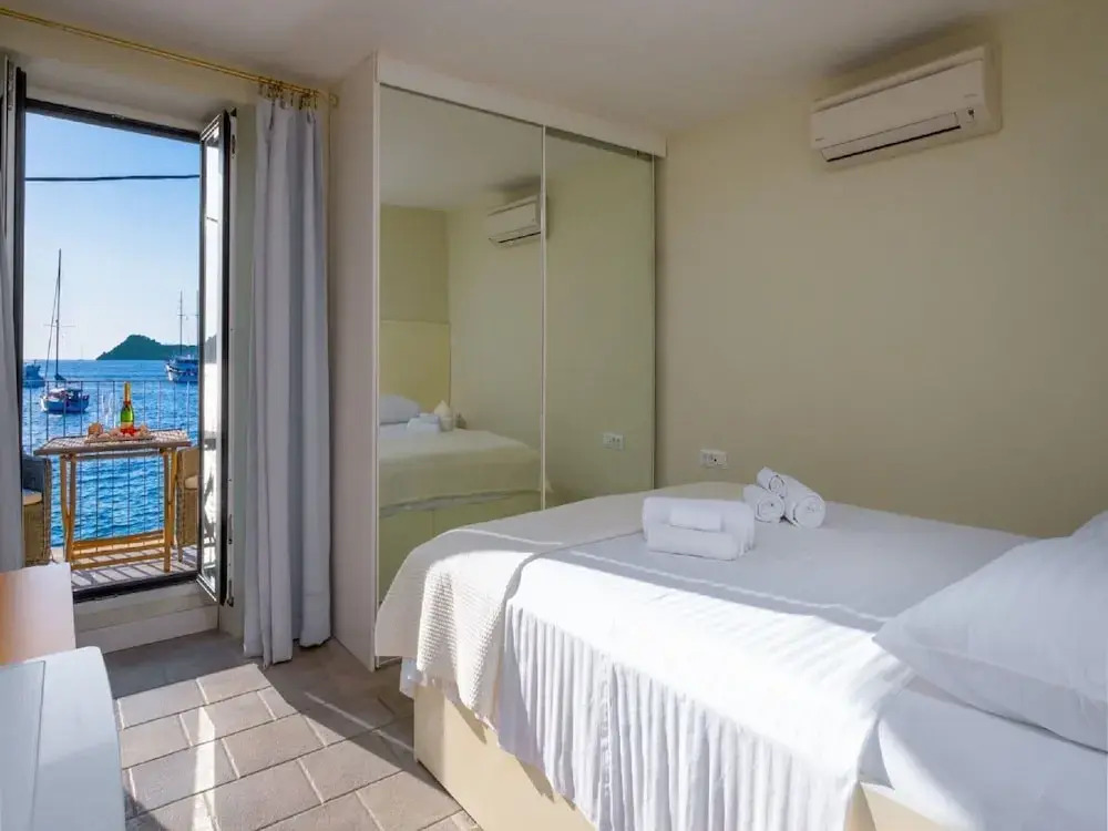 Villa Lola - Four Bedroom Villa With Sea View