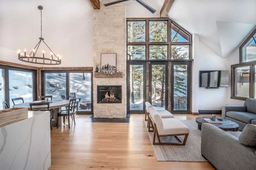 Winterleaf 4 Bedroom Home by RedAwning