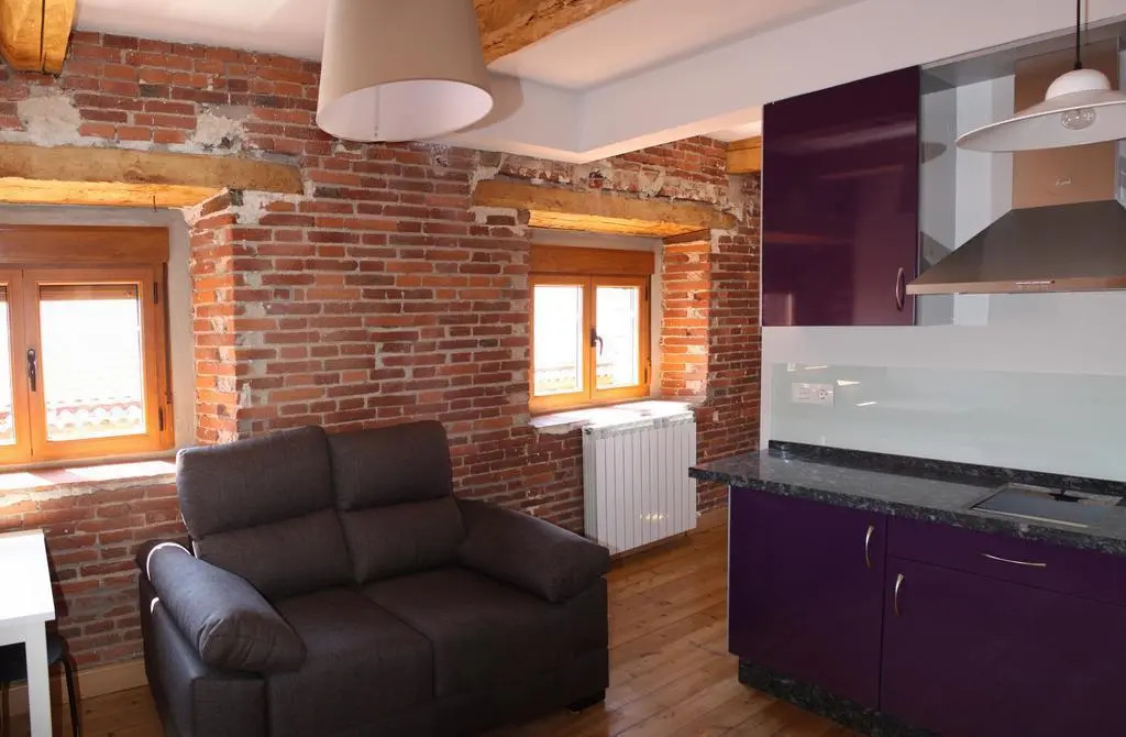 Apartamentos Emilia Feo León Gótico