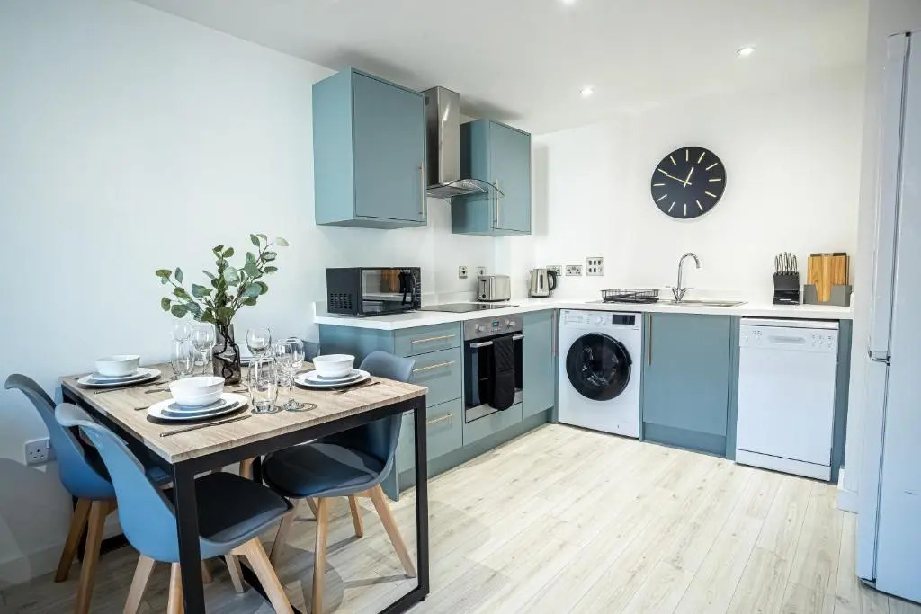Modern Luxe 1 & 2 Bed Apts near Granby Plaza by Sojo Stay