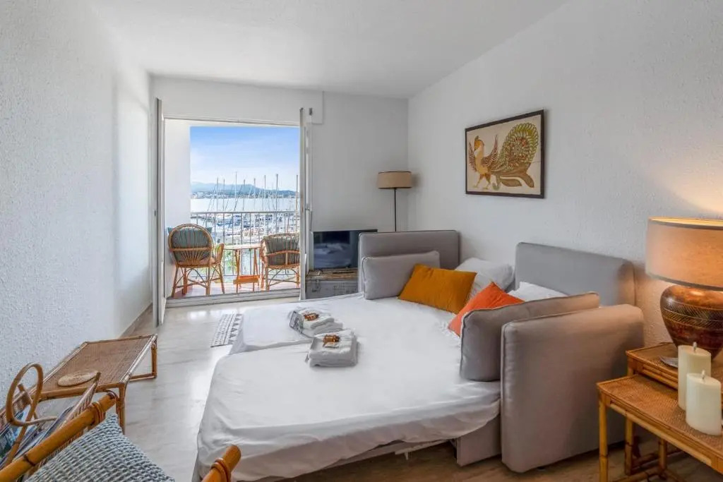 Charming studio with balcony and sea view in Sanary-sur-Mer - Welkeys