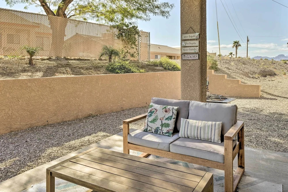 5 Mi to Lake Havasu: Chic Home w/ Fire Pit